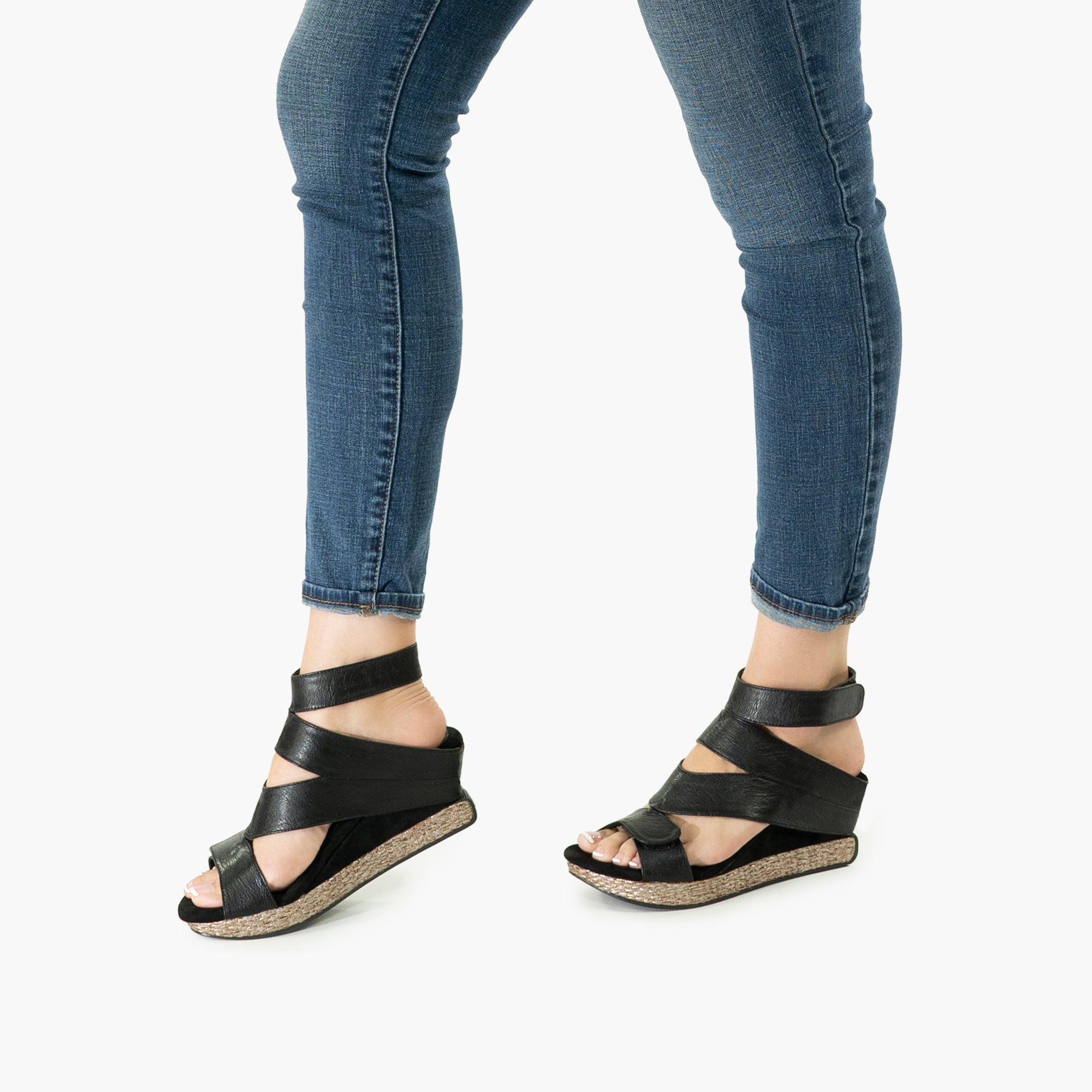 アンジュムページ Olivia 2 - Taupe flips to Black - 4 Way Sandal – modzori.com